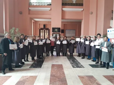 Grefierii intră în grevă pentru că nu li se plătesc integral salariile Foto: Facebook