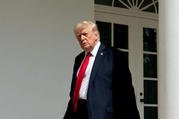 Trump intentează proces Wall Street Journal (sursa: Facebook/The White House)