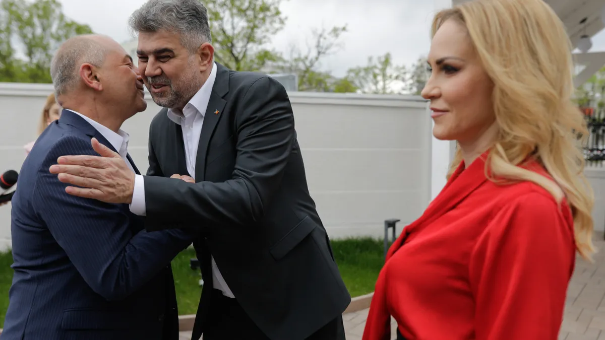 Cătălin Cîrstoiu, candidatul PNL-PSD la alegerile pentru primăria Capitalei, Marcel Ciolacu, prim-minsitrul României și Gabriela Firea participă la un eveniment al organizațiilor de seniori ai PNL și PSD, în București, 4 aprilie 2024. Inquam Photos / George Călin