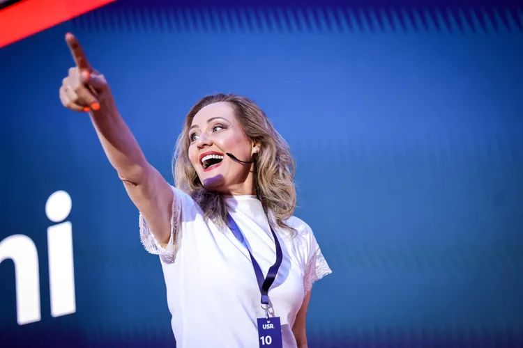 Elena Lasconi îl acuză pe Marcel Ciolacu (sursa: Facebook/Elena Lasconi)