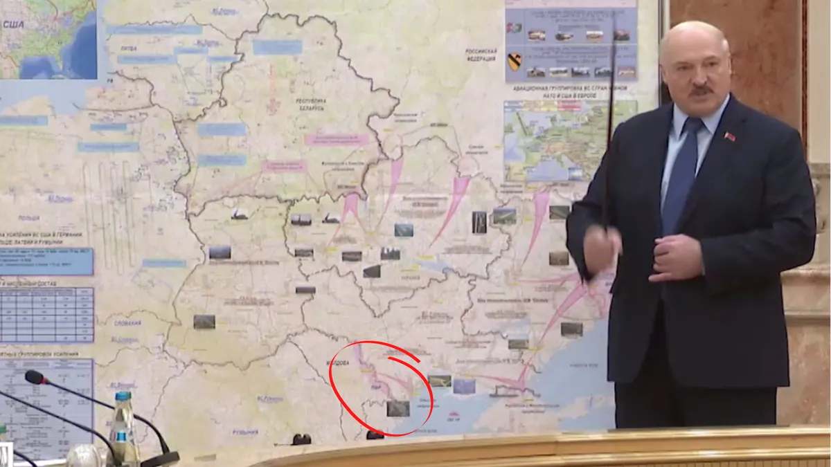 Lukașenko prezintă o hartă a direcțiilor de atac Foto: Newsmaker.md/ captură video
