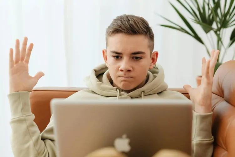 Accesul minorilor online, sub control parental (sursa: Pexels/Kaboompics.com)