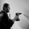 Vecinul cu bormașina riscă amenzi de până la 6.000 de lei în 2026: noile reguli privind zgomotul la bloc