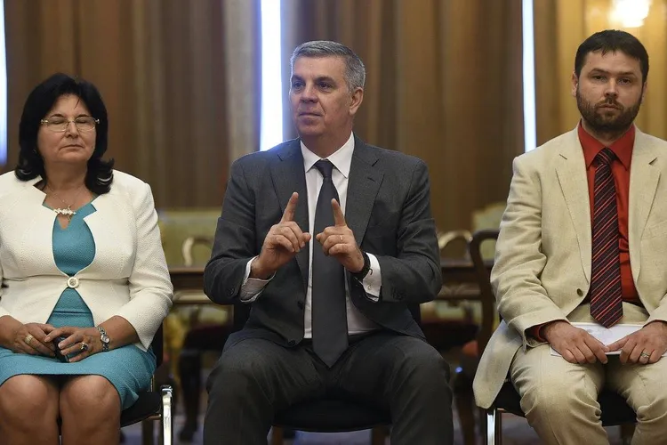 Guvernul taie masiv din salariile lui Zgonea, Petrescu și a angajaților din ANCOM, ASF și ANRE Foto: Facebook