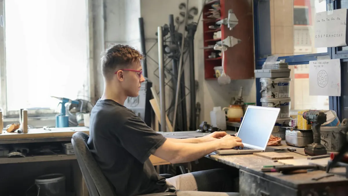 Meseriași care escrochează prin metoda "avansul" (sursa: Pexels/Andrea Piacquadio)