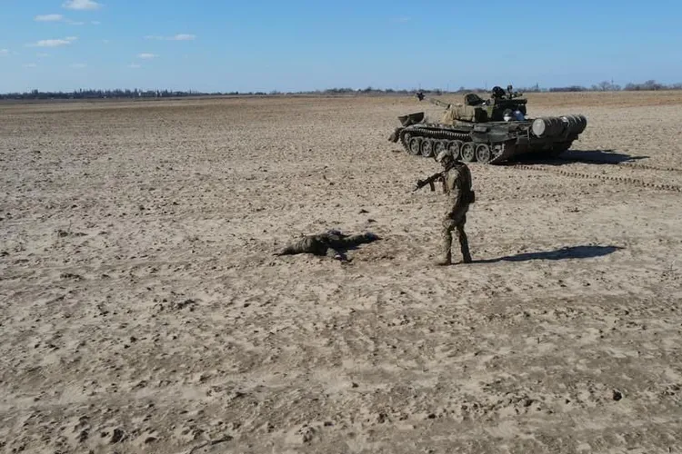 Un soldat rus, enervat de pierderile suferite, a trecut cu tancul peste comandantul său