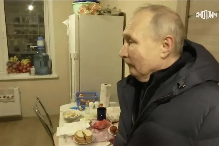 VIDEO+FOTO Vizita „surpriză” a lui Putin la Mariupol: liderul de la Kremlin, vizibil deformat de vârstă, este așteptat la 3 a.m. cu micul dejun. Propaganda: „A condus, ba chiar a oprit la stop”!