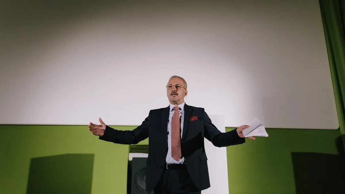 Vasile Dîncu o apără pe Șoșoacă Foto: Facebook