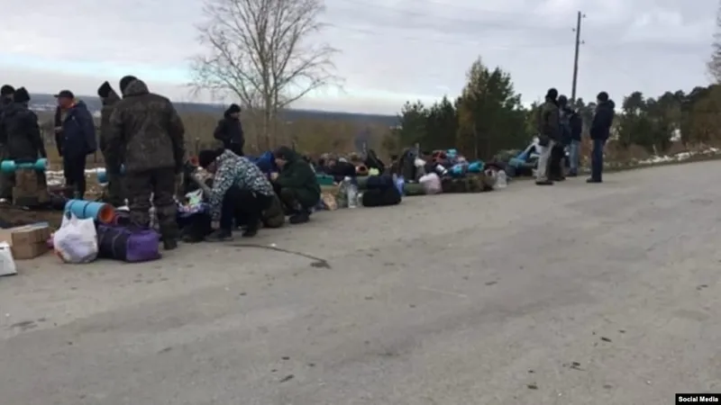 Recruții ruși, abandonați la marginea drumului Foto: Radio Svoboda/ Twitter