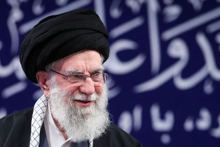 România își extrage personalul diplomatic neesențial din Israel, un atac american împotriva Iranului pare iminent. În imagine, ayatollah-ul Khamenei (sursa: IRNA)
