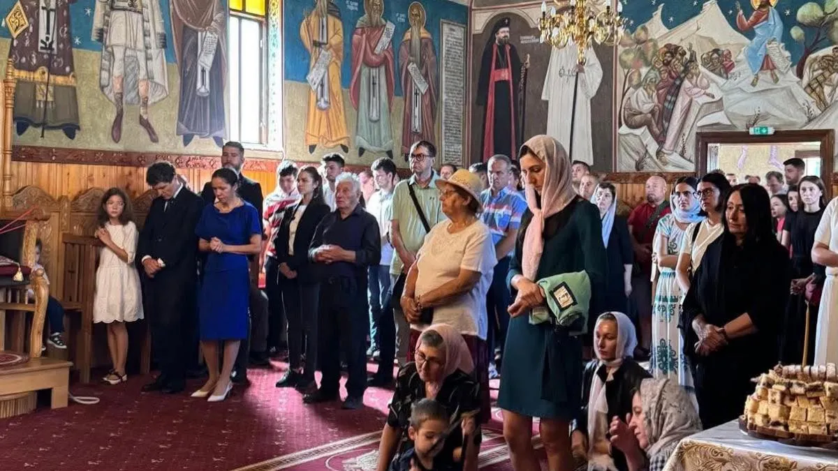 Nicușor Dan și familia, la biserică