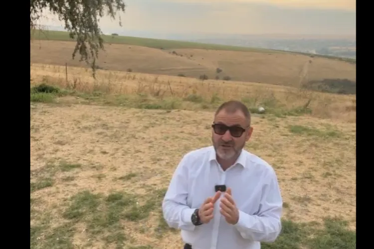 Fostul șef al ANPC, Horia Constantinescu, în genunchi ca să salveze instituția de un presupus atac Foto: Captură video