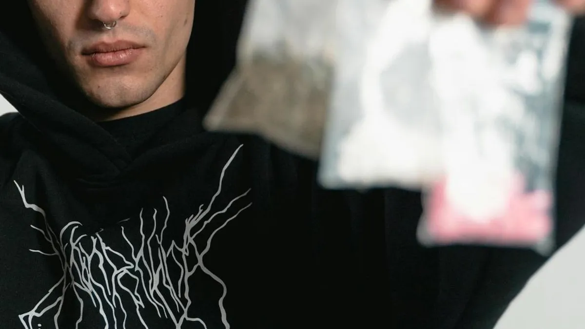 Dealerii tineri, pedepse blânde în instanță (sursa: Pexels/MART PRODUCTION)