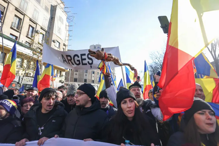 Obiecte interzise descoperite la mitingul AUR (sursa: Inquam Photos/George Călin)