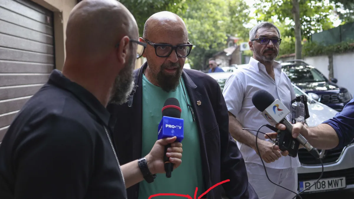 „Piedone și-a săltat nădragii cu o curea Salvatore Ferragamo” Foto: Inquam/Octav Ganea