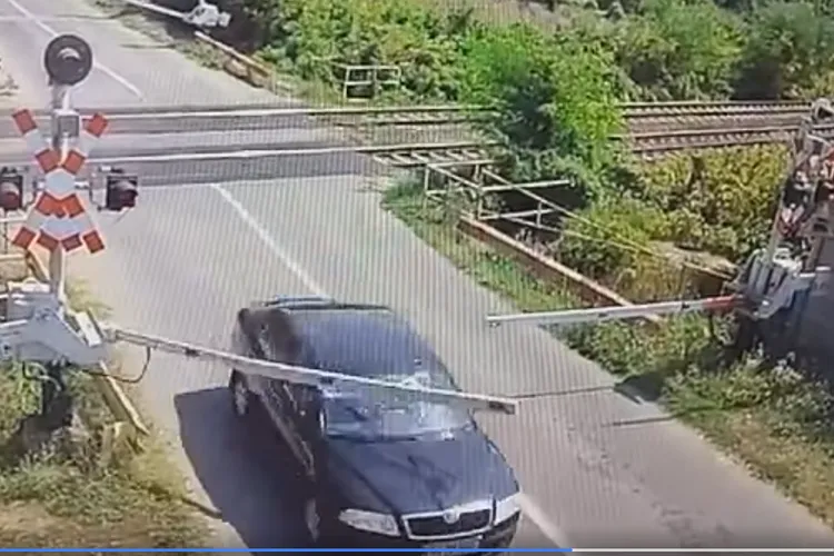 Șofer inconștient spulberă bariera de trecere a căii ferate Foto: captură video