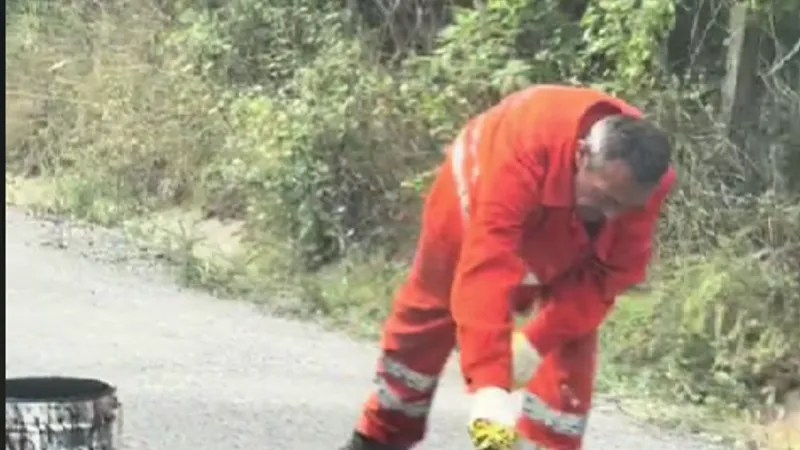 Cum se asfaltează un drum din Argeș, fief PSD Foto: Captură video