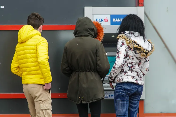 Taxă, între unul și trei lei, pe fiecare tranzacție bancară Foto: Inquam/Paul Ursachi