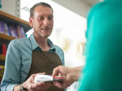 Chiar și tarabele din piață trebuie să aibă POS pentru plata cu cardul, legea a intrat în vigoare (sursa: Pexels/Kampus Production)