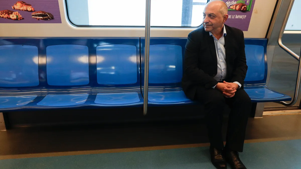 Cătălin Cîrstoiu, candidatul PSD-PNL la alegerile pentru primăria Capitalei merge cu metroul în București, 3 aprilie 2024. Inquam Photos / George Călin