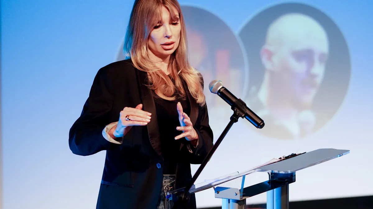 Mesajul halucinant primit de Victoria Stoiciu când le-a pus colegilor că nu va semna moțiunea Foto: Facebook