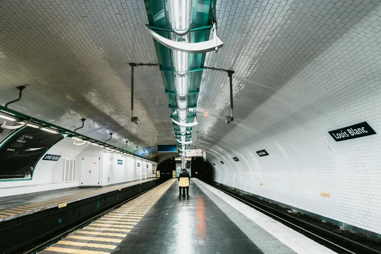 Trei femei, rănite cu cuțitul la metrou în Paris (sursa: Pexels/Masood Aslami)