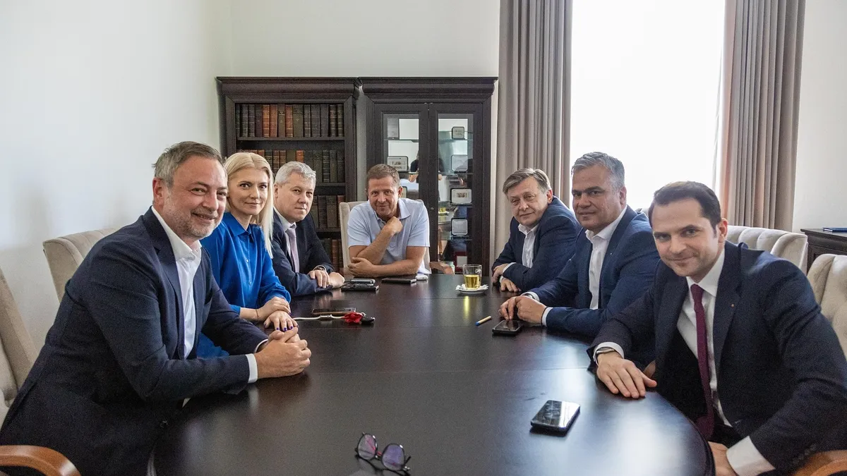 Crin Antonescu dorea înapoi, la PNL, dar nu i-a ieșit Foto: Facebook Crin Antonescu
