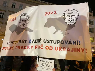 Ucraina se pregătește de război. Imagine de la protestul organizat la Praga împotriva Rusiei. Sursă imagine: Twitter JakubJanda