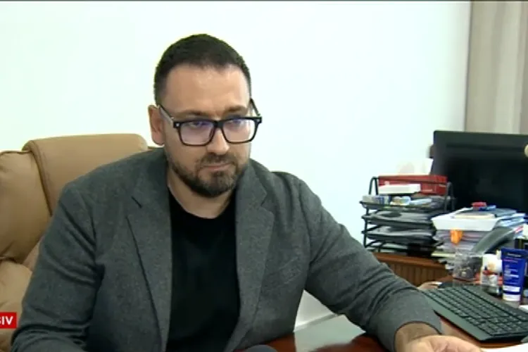 Administratorul Palatului CFR a făcut liceul la Arta Teatrală din Bârlad și jurnalismul la Hyperion. Câștigă cât un vicepremier