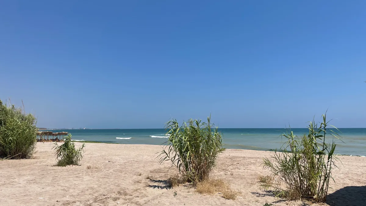 Vama Veche - plaje goale, restaurante pustii (sursa: defapt.ro)