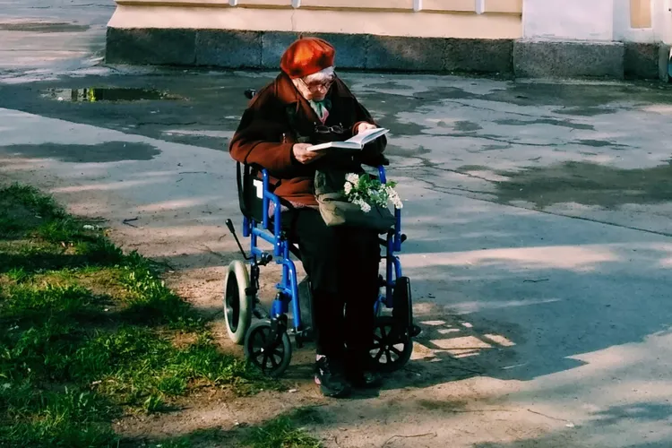 Cum poate crește pensia pentru limită de vârstă cu ajutorul documentelor medicale. Ce rol are pensia de invaliditate