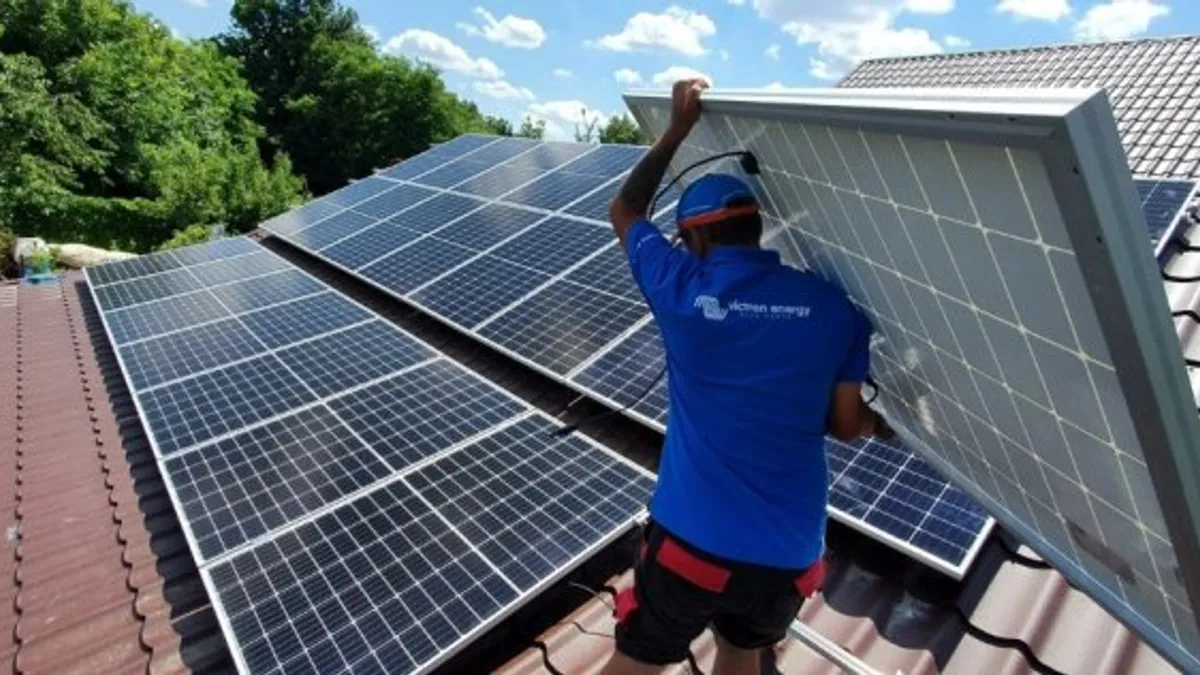 Înscrierea în programul pentru fotovoltaice, blitz (sursa: ziaruldeiasi.ro)