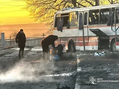 Dronă rusească spulberă un autobuz cu ucraineni (sursa: Telegram/Ukraine State Emergency Service)
