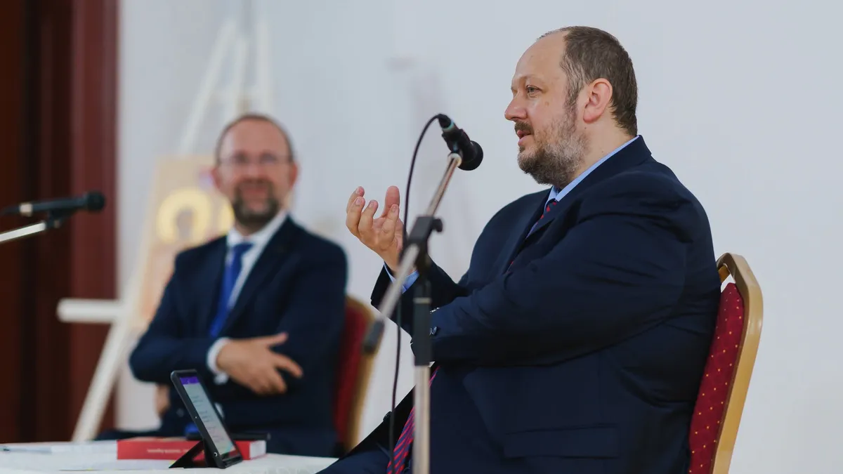 Adrian Papahagi își povestește viața de fost viitor ministru Foto: Facebook