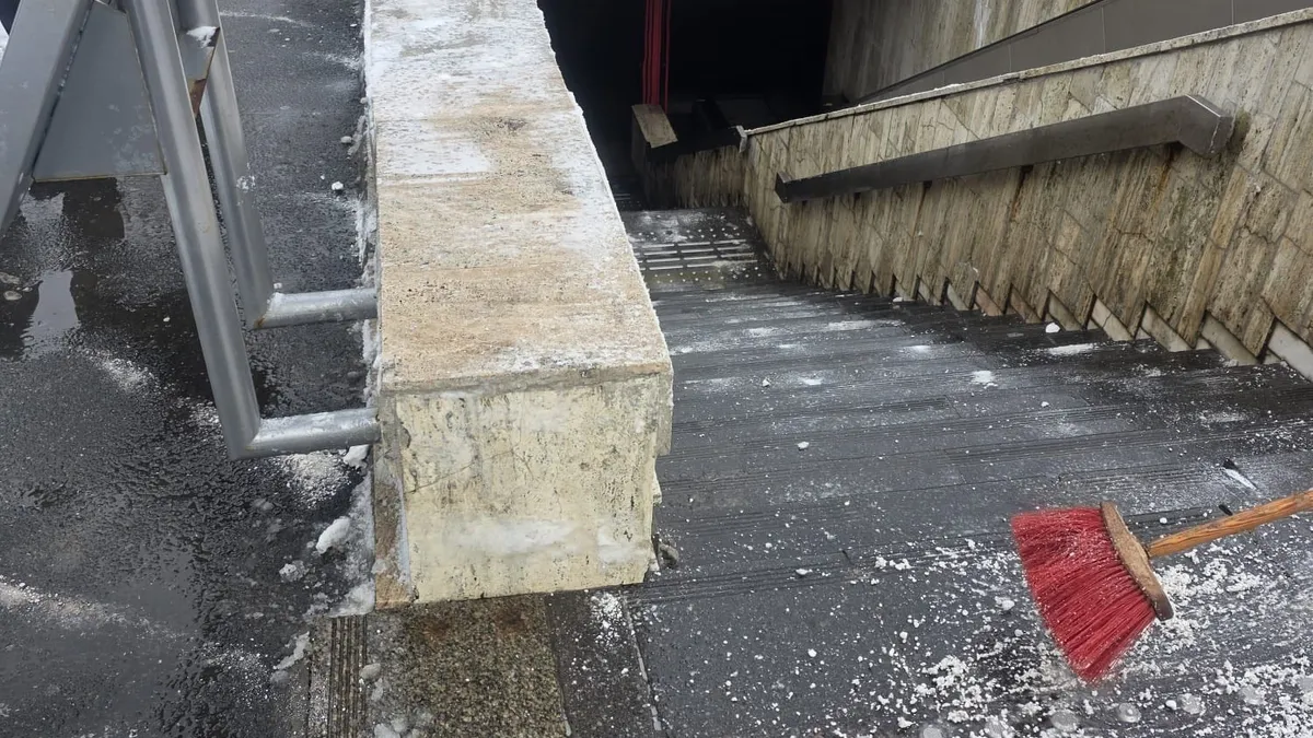 Patru din cei șase directori ai Metrorex au absolvit facultatea după 30 de ani Foto: Metrorex