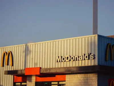 Salariul minim la McDonald's: 3.000 lei (sursa: Pexels/Nothing Ahead)