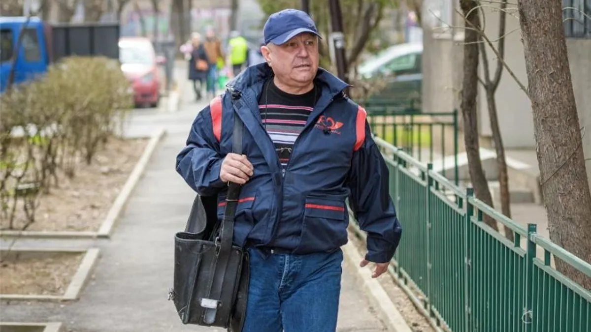 Poșta distribuie informări despre amnistia fiscală (sursa: Facebook/Compania Naţională Poşta Română)