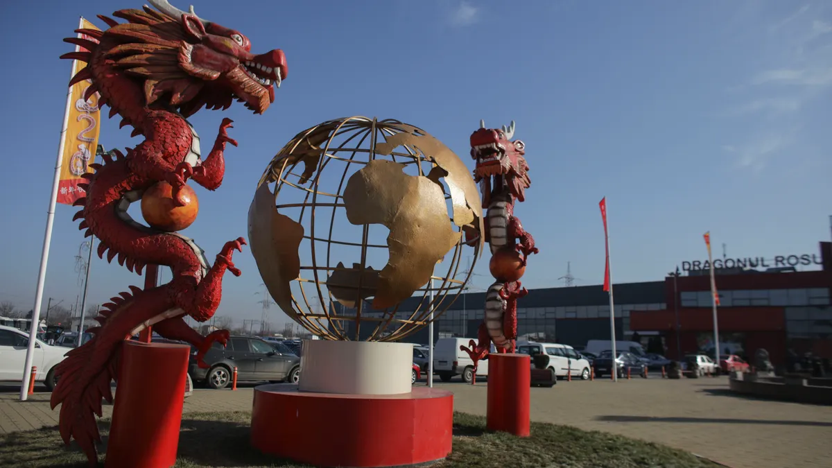 Vameșii șpăgari încasau pentru marfă contrafăcută (sursa: Inquam Photos/Octav Ganea)