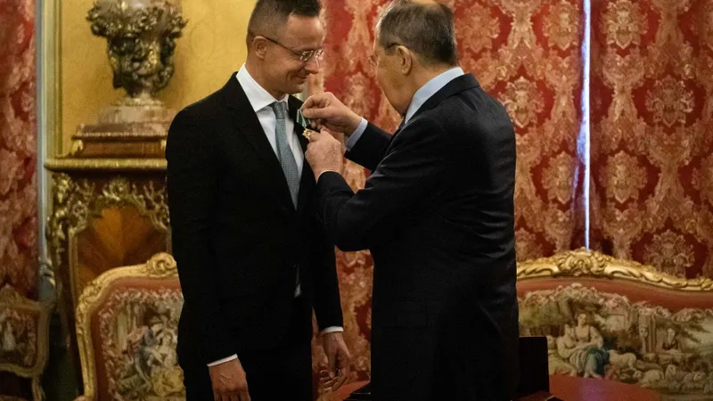 Ungaria cere imperativ ca UE să nu mai sancționeze Rusia Foto: Peter Szijjártó decorat de Lavrov, în decembrie 2021