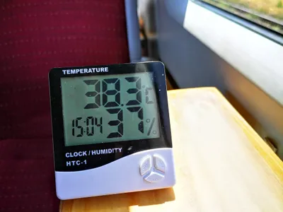 Peste 38 de grade în trenul de la aeroport spre București Foto: Club Feroviar/Adrian Zofei