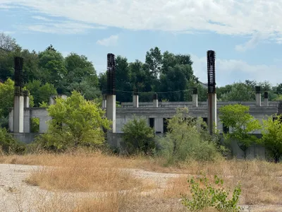 Bazin olimpic - proiectat, construit parțial, abandonat (sursa: defapt.ro)