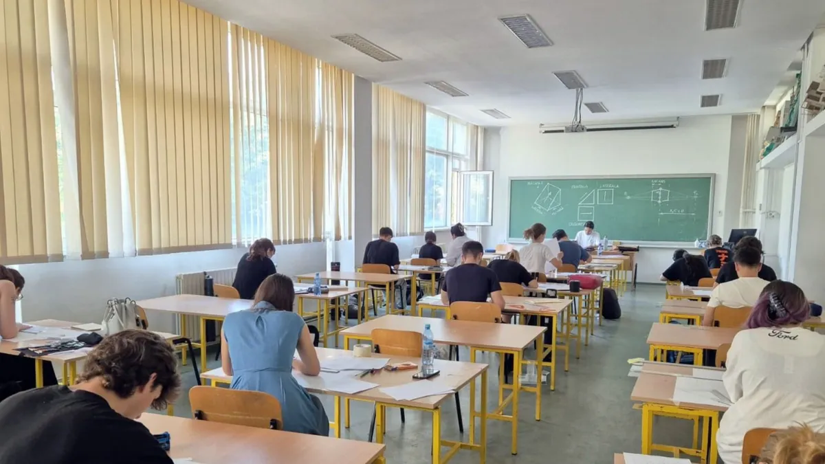 Studenți în timpul unui examen la facultate