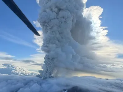 Vulcanul Krașeninnikov, din Rusia, a erupt (sursa: X/volcaholic1)