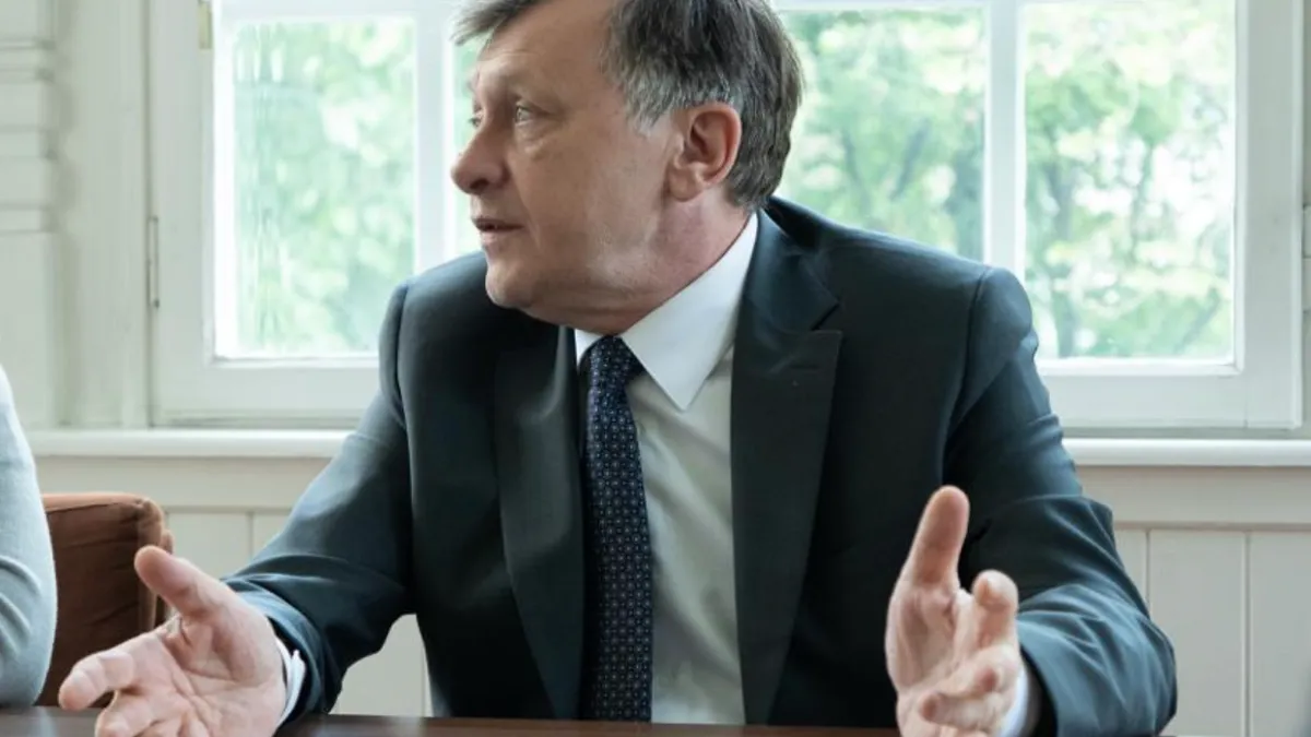 Crin Antonescu, liberalism și femei gonflabile (sursa: Facebook/Crin Antonescu)