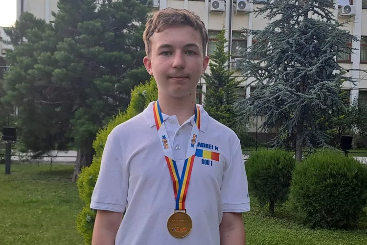 Andrei Nemțișor abia a terminat clasa a VIII-a, dar are deja multe medalii internaționale la matematică și informatică (sursa: ziaruldeiasi.ro)