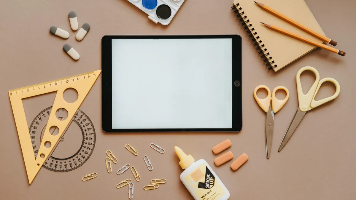 Începutul școlii, costul unui ghiozdan complet (sursa: Pexels/olia danilevich)