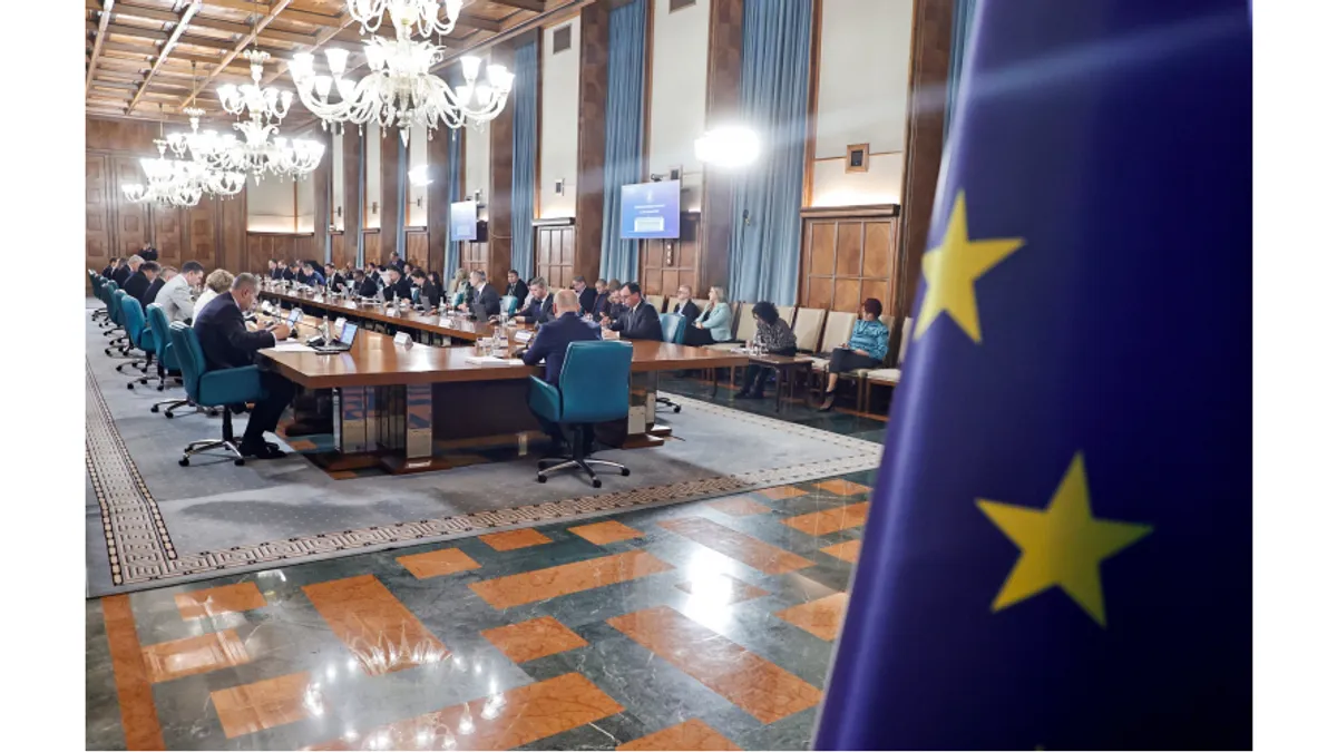 Guvernarea Bolojan a reușit să reducă numărul bugetarilor cu 27.000  Foto: Guvernul României