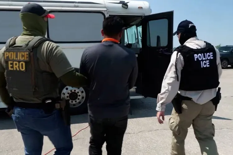 Expulzările lui Trump îi scad popularitatea (sursa: ICE)