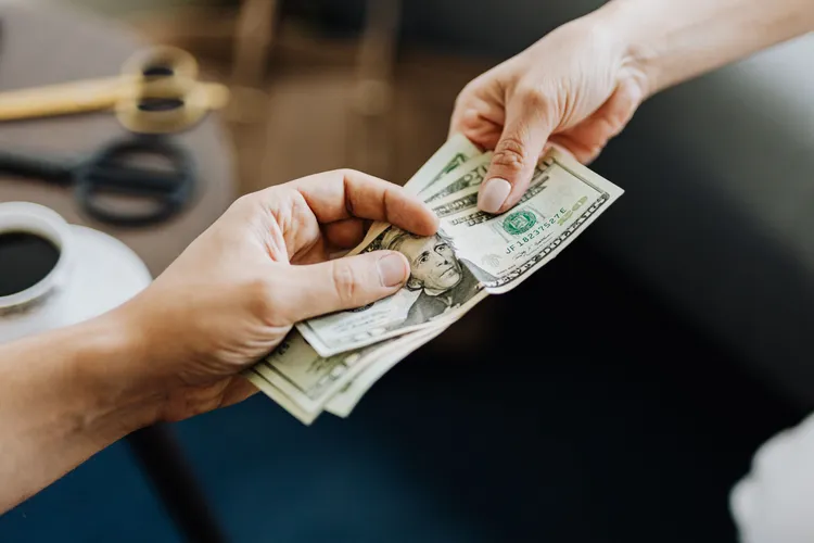 Bani primiți de la părinți sau copii: când poate cere ANAF explicații și când se aplică impozitul de 70%