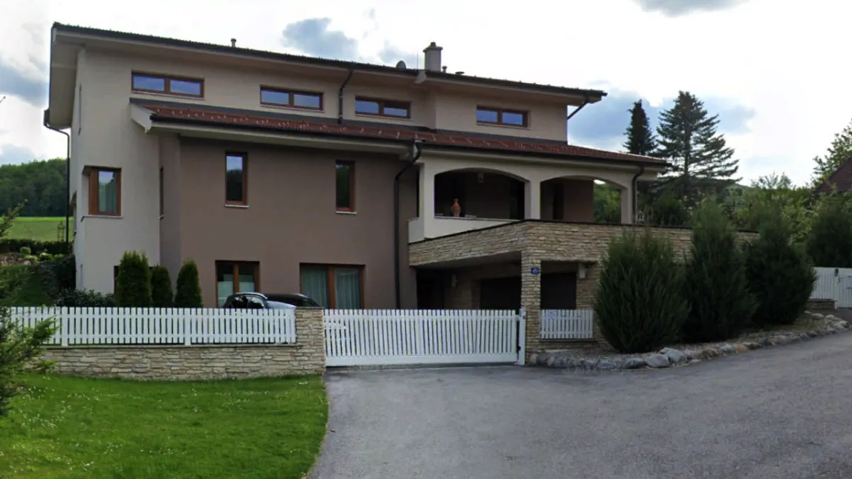 Călin Georgescu, afaceri imobiliare de milioane. În imagine, primul imobil achiziționat în Austria (sursa: Google Earth)